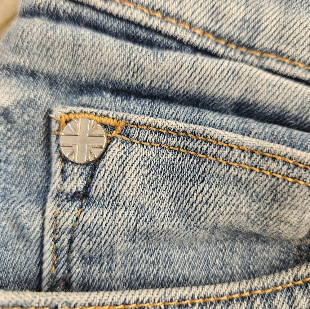 Hudson Valeri Cut Off 1" Cuff Short - 27 Denim Shorts Premium Denim Relaxed Fit - Picture 5 of 9